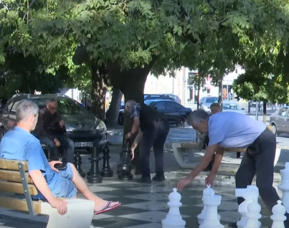 U Srpskoj žene žive duže od muškaraca, ali zarađuju manje