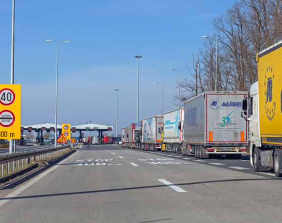 Teretnjaci iz Srbije čekaju 4 sata na Sremskoj Rači
