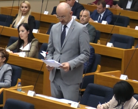 СНСД-овци клели се у Додика, па га онда пустили низ воду