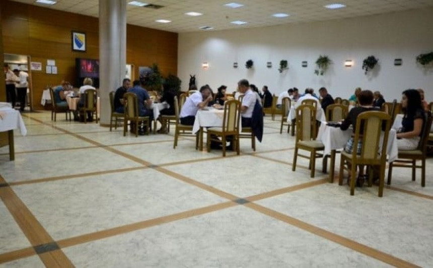 Pečenje u skupštinskom restoranu jeftinije od čorbe za školarce