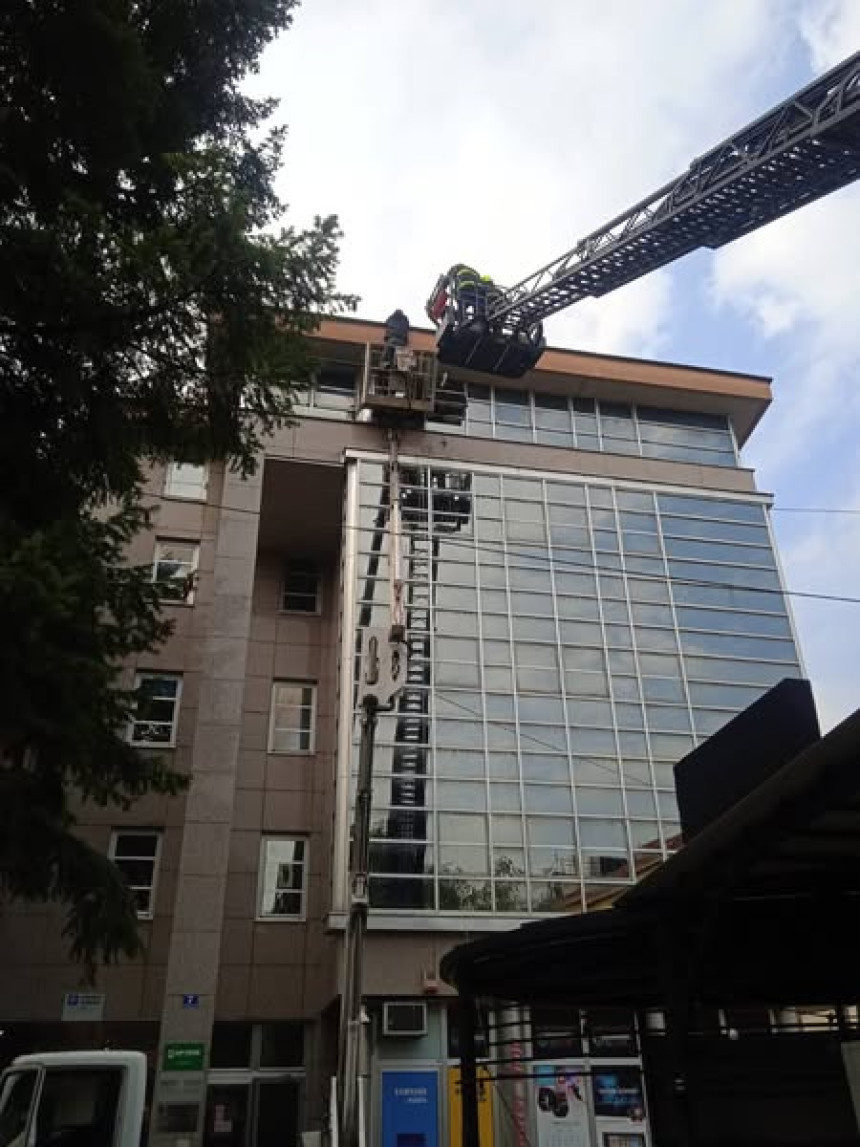 Vatrogasci spasili muškarca iz korpe na visini (FOTO)