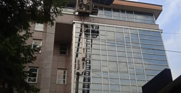 Vatrogasci spasili muškarca iz korpe na visini (FOTO)