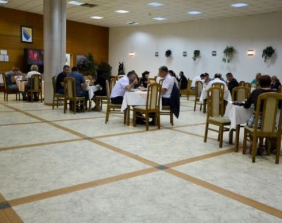Pečenje u skupštinskom restoranu jeftinije od čorbe za školarce