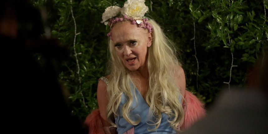 Bebi Dol uradila zube pa zapevala sa uličnom pevačicom u Knezu (VIDEO)