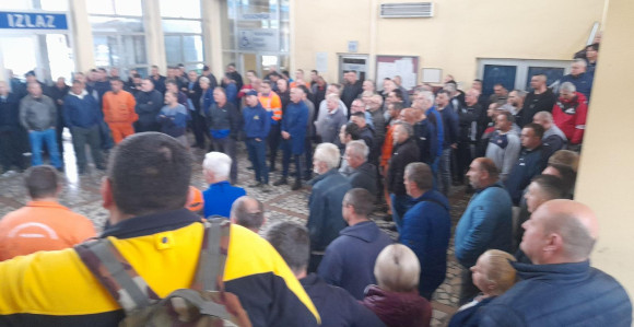 Uprava srozala Željeznice, Vlada odgovorna za to