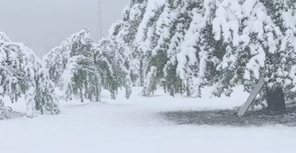 Snježni prizori iz Čajniča liče više na januar (VIDEO)