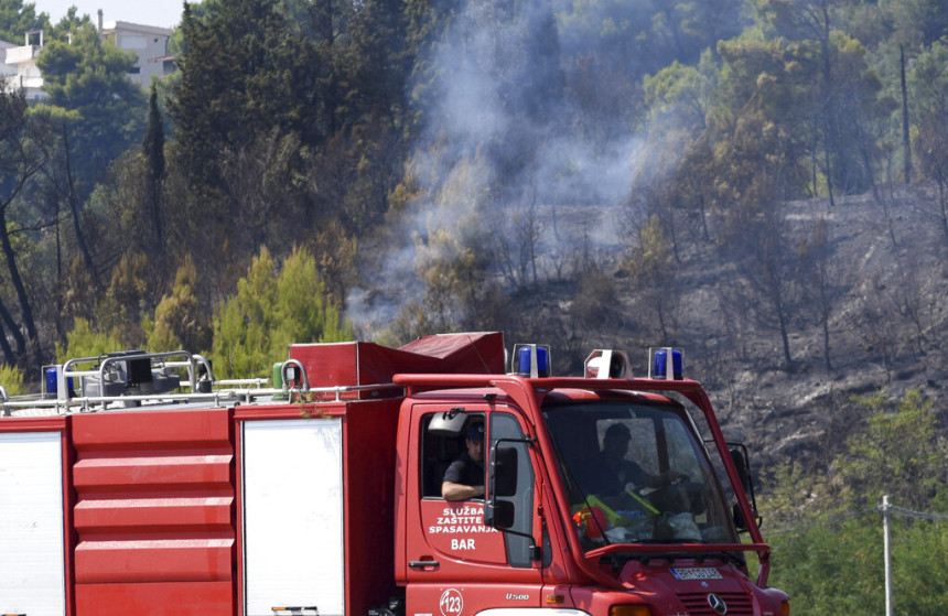 U Banjaluci jutros u potpunosti izgorio automobil (VIDEO)