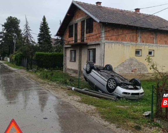 U blizini Bijeljine se prevrnulo auto, vozač odbio pomoć