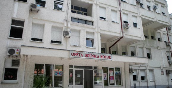 Мушкарац напао хирурга, а другог заробио у соби