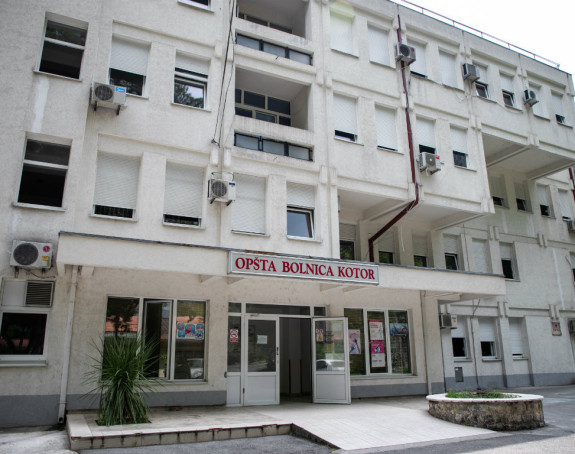 Muškarac napao hirurga, a drugog zarobio u sobi