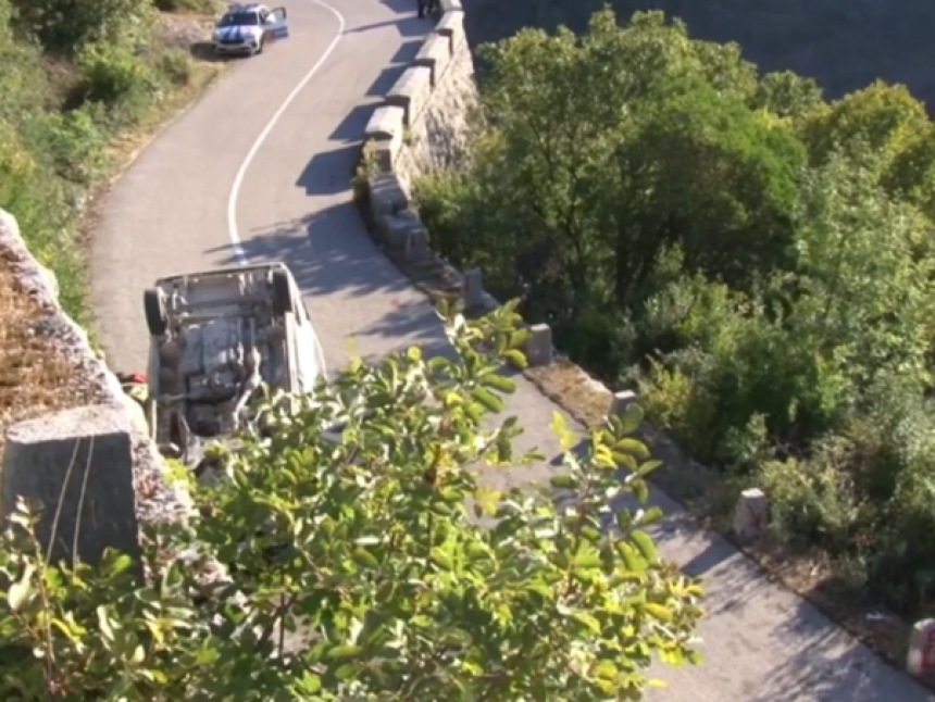 Prevrnuo se kombi sa radnicima, jedna osoba poginula