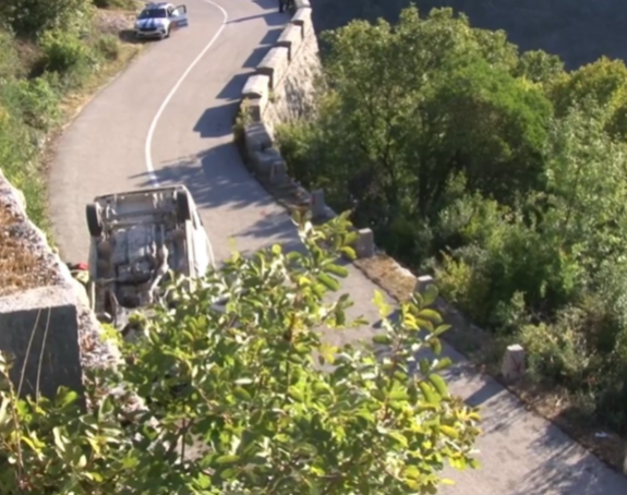 Prevrnuo se kombi sa radnicima, jedna osoba poginula