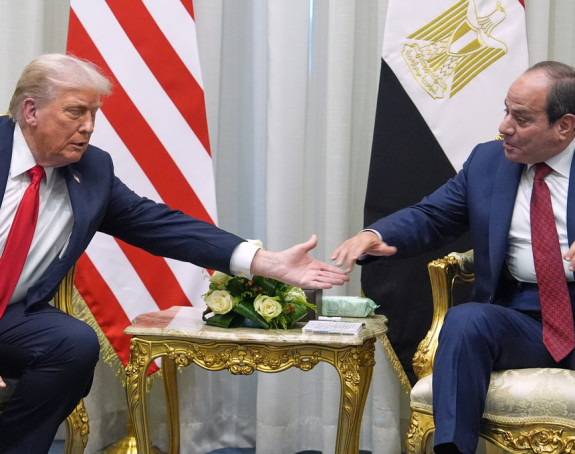 Tramp doputovao u Egipat, dočekan svečano na aerodromu