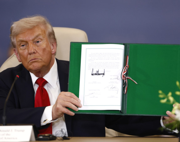 Donald Tramp prvi potpisao mirovni plan za Gazu