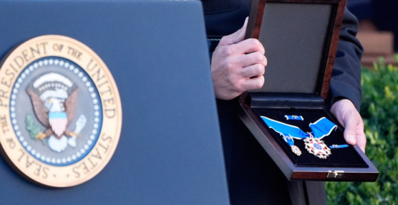 Tramp dodijelio medalju slobode Čarliju Kirku