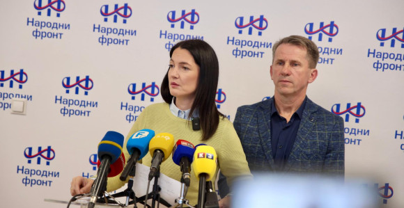 Srpsku daju na tacni samo da bi "ON" ostao na sceni