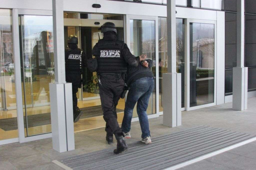 Trojica carinika pušteni na slobodu, Praštalu pritvor