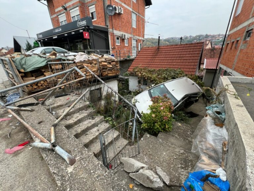 Automobil probio ogradu i uletio u dvorište kuće