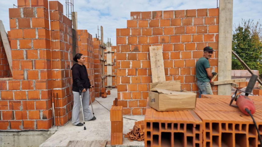 Lopare: Parohijani SPC u Lozani donirali stolariju za kuću Stoje Jevtić