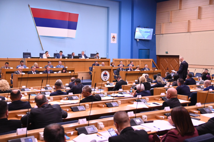 Vlast predvođena SNSD usvojila pa poništila zakone