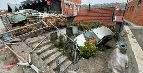 Automobil probio ogradu i uletio u dvorište kuće