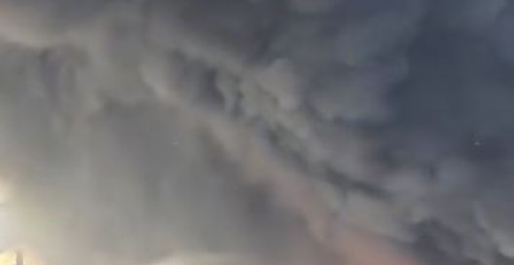 Veliki požar izbio na aerodromu, letovi otkazani (VIDEO)