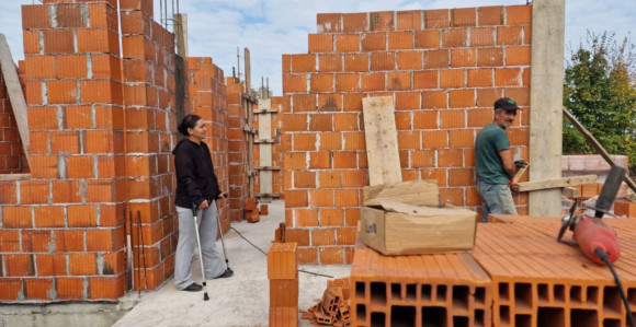 Lopare: Parohijani SPC u Lozani donirali stolariju za kuću Stoje Jevtić