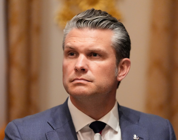 Hegset na sastanku sa kravatom u bojama ruske zastave (VIDEO)