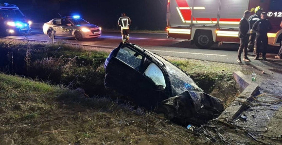 Nezgoda kod BL: Auto u kanalu, jedna osoba povrijeđena