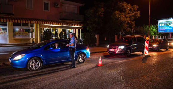 Bijeljina: Preticao pijan kolonu, pa udario policajca
