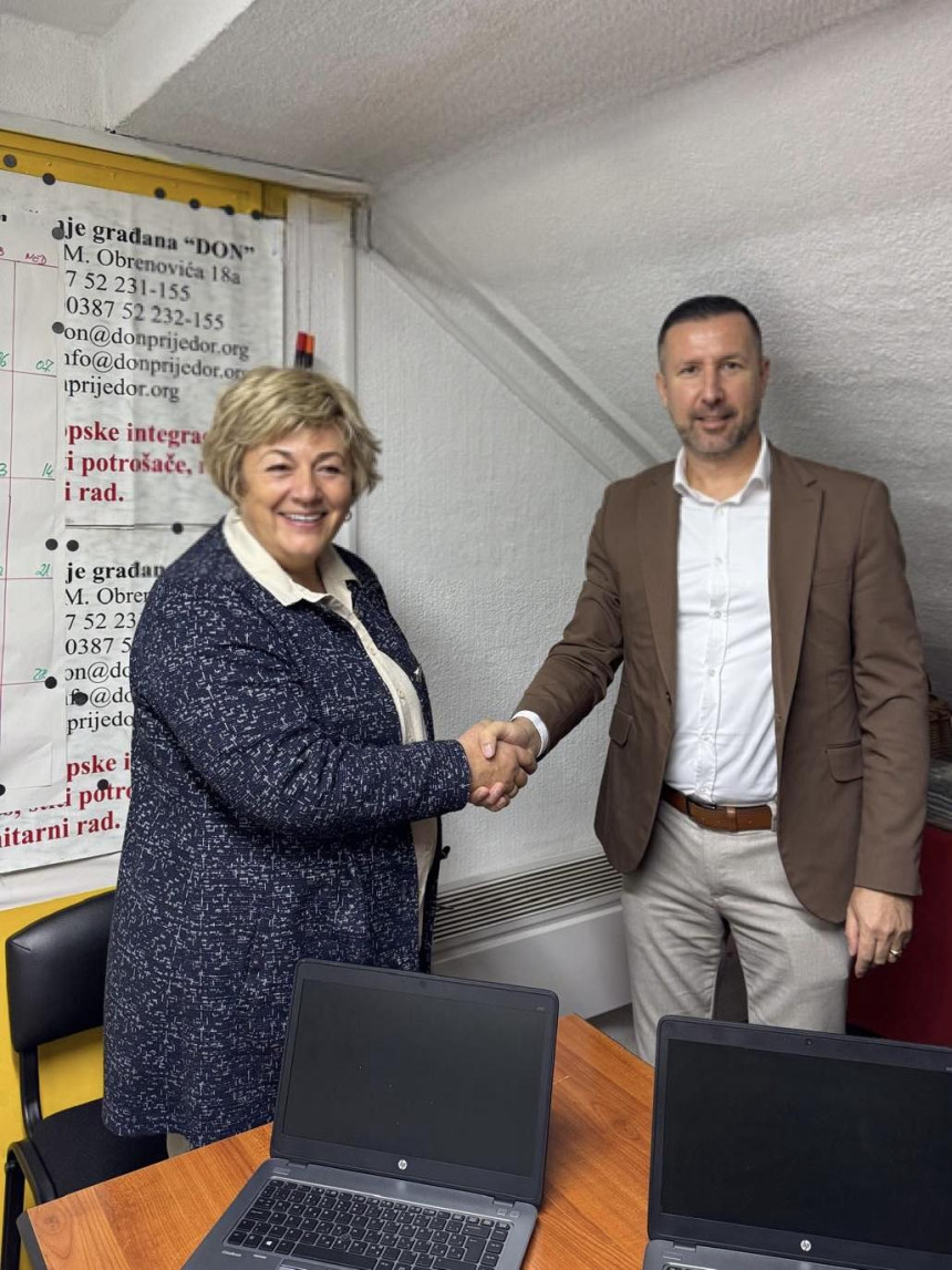 АТОС БАНК донирала лаптопе Удружењу “ДОН” из Приједора