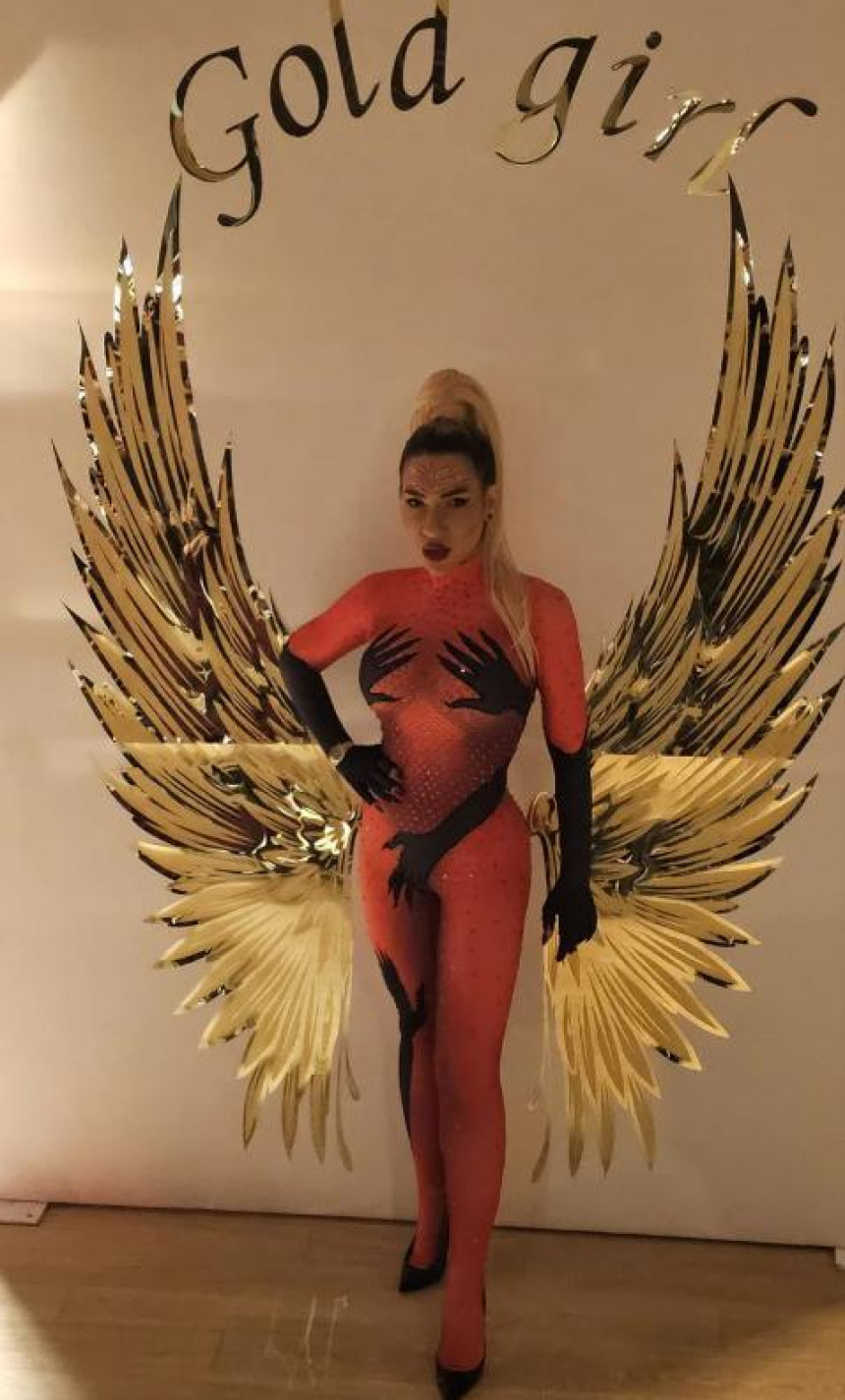 Водитељка Јована Јеремић скоро гола слави рођендан