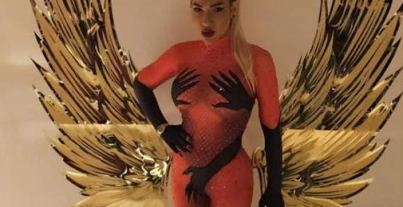 Voditeljka Jovana Jeremić skoro gola slavi rođendan