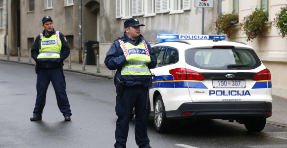 Užas kod Gline: Otac sina polio benzinom, pa ga zapalio