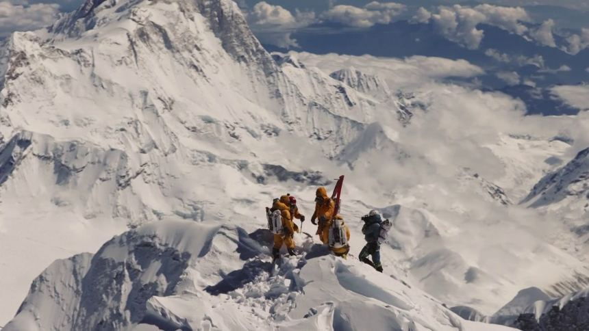Mont Everest: Snijeg zaustavio planinare, srušio se helikopter