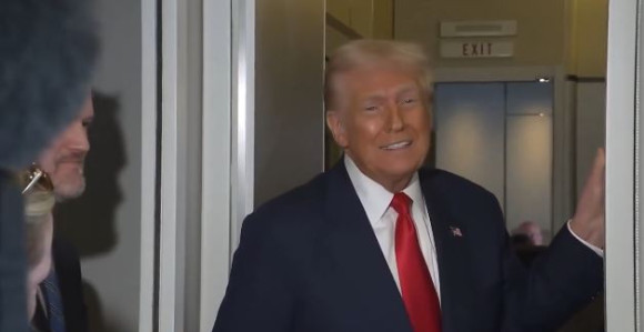 Trampov avion upao u turbulencije, a ovako je reagovao