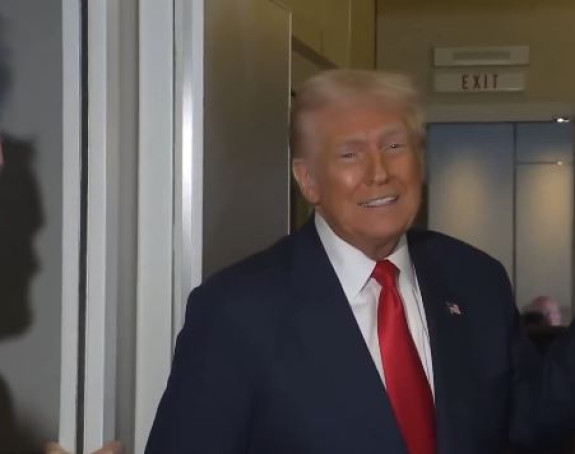 Трампов авион упао у турбуленције, а овако је реаговао