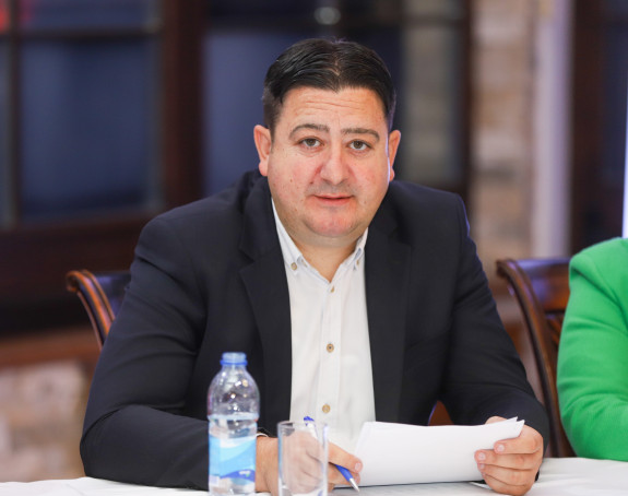 "Ugljevik gori, a baba se češlja"