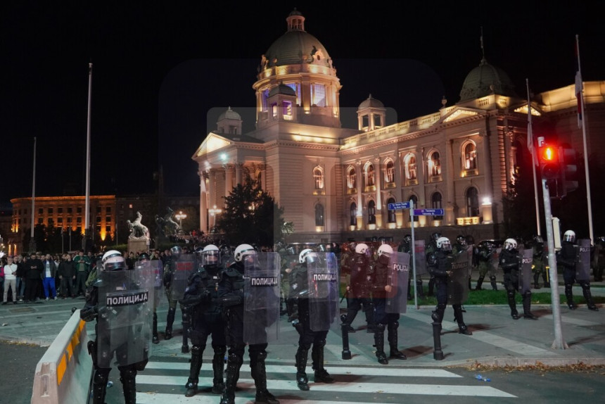 Tenzije ispred Skupštine Srbije, bačene petarde