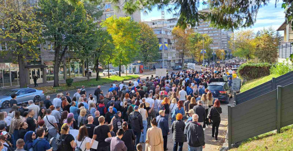 Protest građana zbog podvođenja maloljetnica u Tuzli