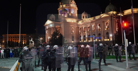 Tenzije ispred Skupštine Srbije, bačene petarde