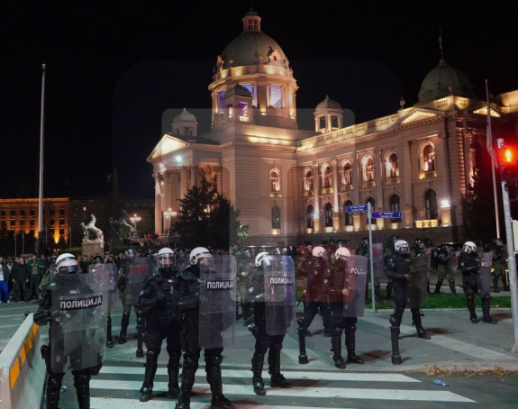 Tenzije ispred Skupštine Srbije, bačene petarde