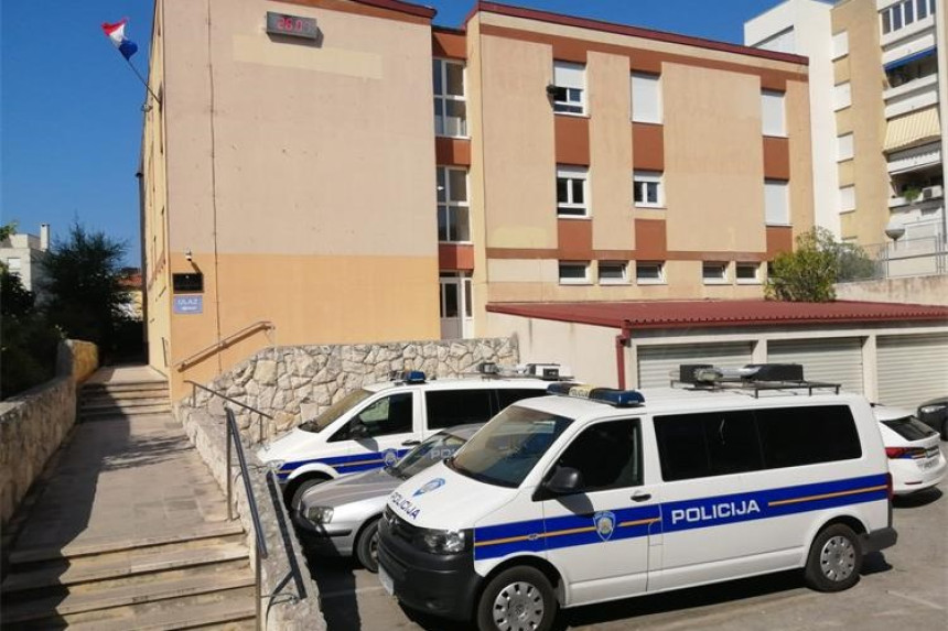 Prekinuli program i skandirali "Za dom spremni"