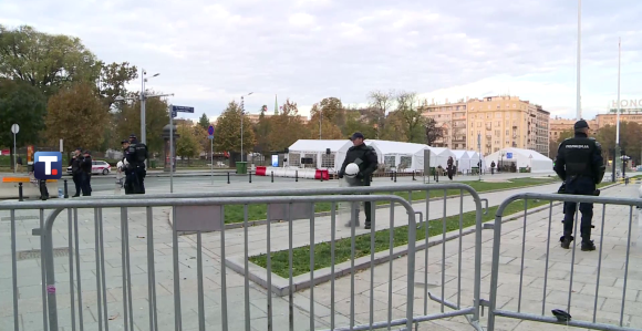 BG: Nakon sinoćnjih tenzija, ispred Skupštine mirno