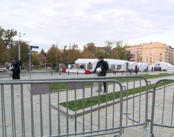 BG: Nakon sinoćnjih tenzija, ispred Skupštine mirno