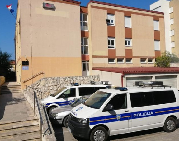 Prekinuli program i skandirali "Za dom spremni"