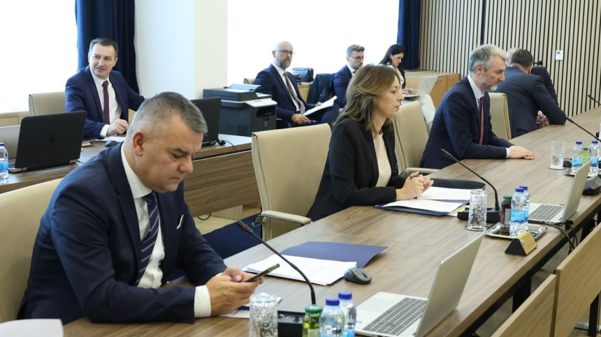 Државни службеници добијају по 1.000 марака помоћи