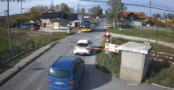 Izbjegnuta tragedija: Žena polomila rampu na prelazu u Modriči