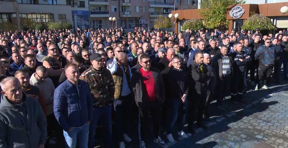 Najnovija vijest iz Ugljevika: Vođa sindikata Boban Benović ubjeđuje radnike da obustave štrajk, a oni se i dalje opiru