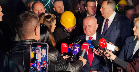 Probijen tunel: Režim slavi, a narod čeka struju